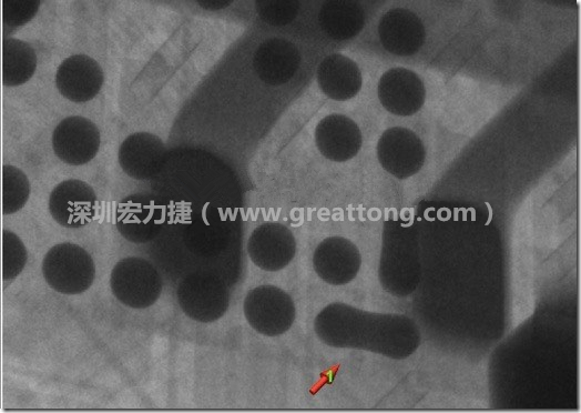 BGA因為焊墊變小，造成錫膏過多而最終形成焊接短路的結(jié)果。