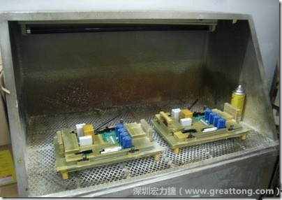 使用噴涂(Spraying)方式作業conformal coating時，需設備抽真空的設備，否則噴涂的物質會飄散到空氣當中，影響人體的健康。