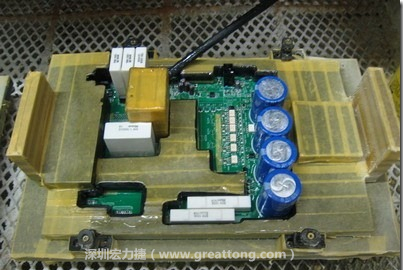 Conformal coating噴涂作業時可以使用治具把一些不可以噴涂到的地方及零件覆蓋起來，以免絕緣物質噴涂到一些需要作導電接觸的地方。