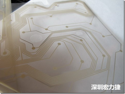 下面第二個圖則是另一片也有著按鍵線路的PTF，當上、下兩面PTF的按鍵結點互相接觸后就可以計算出是哪個按鍵被按下了?？墒钱敯存I沒有按下時，上下兩片PTF的線路則是分開的，所以上圖那片PTF的線路上面其實還另外覆蓋了另一層透明的PET作為絕緣層，只露出了需要在鍵盤按下時才會碰觸的接觸點，因為這些材質使用的都是Polymer，所以才撐這樣的技術為Polydome(聚合簧片)。