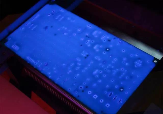 經過涂覆工藝后的PCB，在紫光燈下的拍攝效果，原來coating也可以這么美！