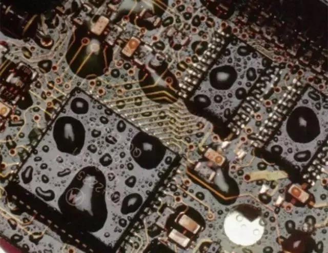 經過涂覆工藝后的PCB，在表面形成透明的保護膜，能有效防止水珠和潮氣侵入，避免漏電和短路。