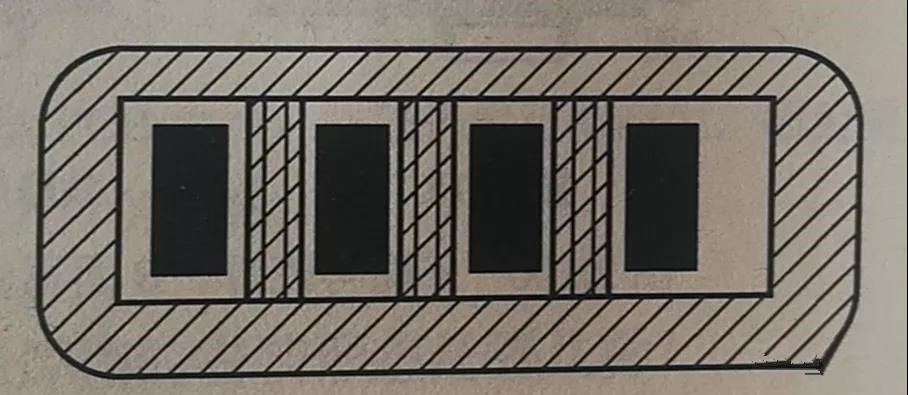 在兩個(gè)焊盤之間有導(dǎo)線通過時(shí),應(yīng)采取PCB阻焊設(shè)計(jì),以防止焊接短路